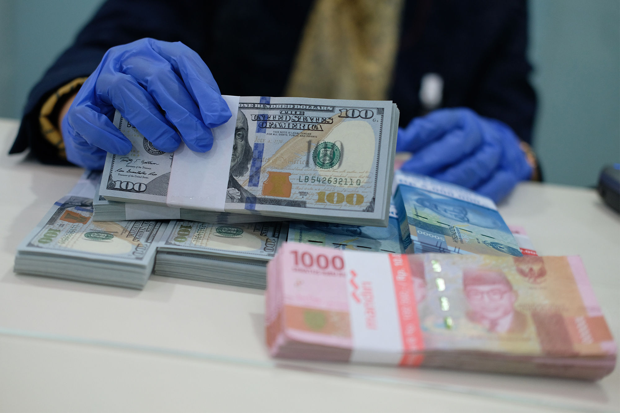 <p>Karyawan menunjukkan uang Dolar Amerika Serikat (AS) di salah satu Bank BUMN di Jakarta, Selasa 2 Juni 2020. Foto: Ismail Pohan/TrenAsia</p>

