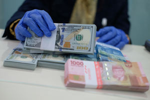 <p>Karyawan menunjukkan uang Dolar Amerika Serikat (AS) di salah satu Bank BUMN di Jakarta, Selasa 2 Juni 2020. Foto: Ismail Pohan/TrenAsia</p>
