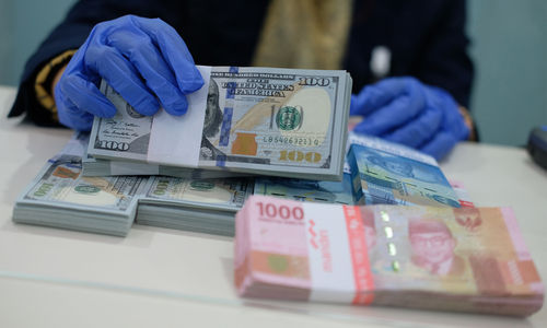 <p>Karyawan menunjukkan uang Dolar Amerika Serikat (AS) di salah satu Bank BUMN di Jakarta, Selasa 2 Juni 2020. Foto: Ismail Pohan/TrenAsia</p>
