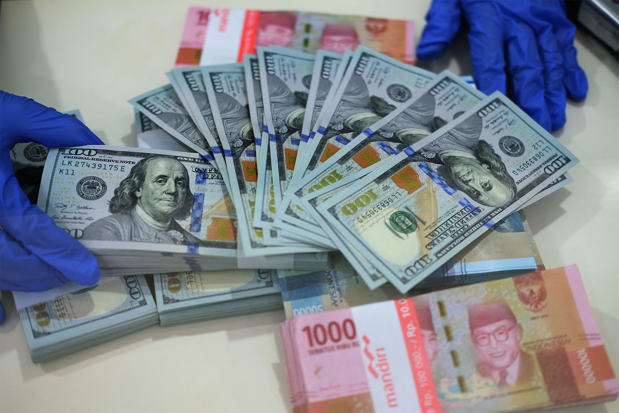 <p>Karyawan menunjukkan uang Dolar Amerika Serikat (AS) di salah satu Bank BUMN di Jakarta, Selasa 2 Juni 2020. Foto: Ismail Pohan/TrenAsia</p>
