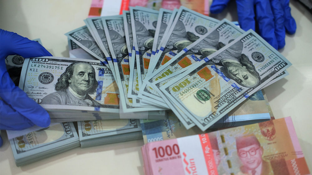 <p>Karyawan menunjukkan uang Dolar Amerika Serikat (AS) di salah satu Bank BUMN di Jakarta, Selasa 2 Juni 2020. Foto: Ismail Pohan/TrenAsia</p>

