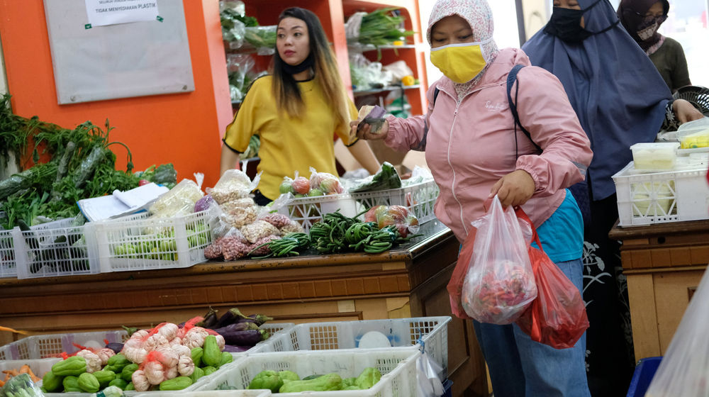 <p>Warga membawa barang belanja dengan kantong plastik di salah kios Pasar Mitra Tani Ragunan, Jakarta, Selasa 30 Juni 2020. Pasar ini akan melarang penggunaan kantong plastik sekali pakai untuk seluruh tenant dan konsumen pasar sejak Rabu 1 Juli 2020. Hal ini sesuai Peraturan Gubernur  DKI Jakarta No. 142 Tahun 2019 tentang Kewajiban Penggunaan Kantong Belanja Ramah Lingkungan Pada Pusat Perbelanjaan, Toko Swalayan dan Pasar Rakyat di Jakarta. Foto: Ismail Pohan/TrenAsia</p>
