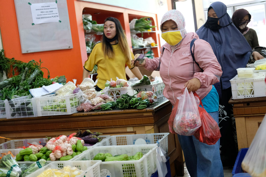 <p>Warga membawa barang belanja dengan kantong plastik di salah kios Pasar Mitra Tani Ragunan, Jakarta, Selasa 30 Juni 2020. Pasar ini akan melarang penggunaan kantong plastik sekali pakai untuk seluruh tenant dan konsumen pasar sejak Rabu 1 Juli 2020. Hal ini sesuai Peraturan Gubernur  DKI Jakarta No. 142 Tahun 2019 tentang Kewajiban Penggunaan Kantong Belanja Ramah Lingkungan Pada Pusat Perbelanjaan, Toko Swalayan dan Pasar Rakyat di Jakarta. Foto: Ismail Pohan/TrenAsia</p>
