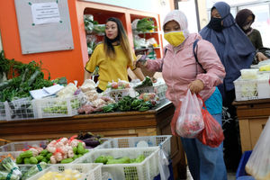 <p>Warga membawa barang belanja dengan kantong plastik di salah kios Pasar Mitra Tani Ragunan, Jakarta, Selasa 30 Juni 2020. Pasar ini akan melarang penggunaan kantong plastik sekali pakai untuk seluruh tenant dan konsumen pasar sejak Rabu 1 Juli 2020. Hal ini sesuai Peraturan Gubernur  DKI Jakarta No. 142 Tahun 2019 tentang Kewajiban Penggunaan Kantong Belanja Ramah Lingkungan Pada Pusat Perbelanjaan, Toko Swalayan dan Pasar Rakyat di Jakarta. Foto: Ismail Pohan/TrenAsia</p>
