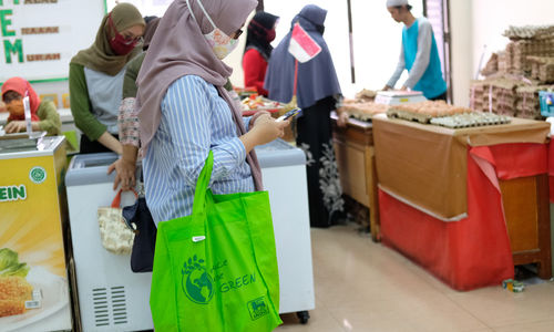 <p>Warga membawa barang belanja dengan kantong belanja ramah lingkungan di Pasar Mitra Tani Ragunan, Jakarta, Selasa 30 Juni 2020. Pasar ini akan melarang penggunaan kantong plastik sekali pakai untuk seluruh tenant dan konsumen pasar sejak Rabu 1 Juli 2020. Hal ini sesuai Peraturan Gubernur DKI Jakarta No. 142 Tahun 2019 tentang Kewajiban Penggunaan Kantong Belanja Ramah Lingkungan Pada Pusat Perbelanjaan, Toko Swalayan dan Pasar Rakyat di Jakarta. Foto: Ismail Pohan/TrenAsia</p>
