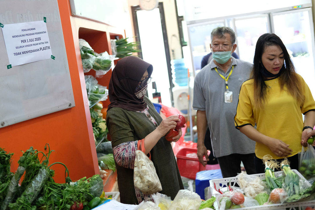 <p>Warga berbelanja di Pasar Mitra Tani Ragunan, Jakarta, Selasa 30 Juni 2020. Pasar ini akan melarang penggunaan kantong plastik sekali pakai untuk seluruh tenant dan konsumen pasar sejak Rabu 1 Juli 2020. Hal ini sesuai Peraturan Gubernur DKI Jakarta No. 142 Tahun 2019 tentang Kewajiban Penggunaan Kantong Belanja Ramah Lingkungan Pada Pusat Perbelanjaan, Toko Swalayan [&hellip;]</p>
