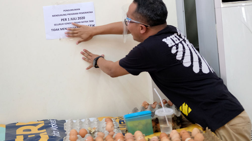 <p>Pedagang memasang pengumuman larangan penggunaan kantong plastik dikiosnya Pasar Mitra Tani Ragunan, Jakarta, Selasa 30 Juni 2020. Pasar ini akan melarang penggunaan kantong plastik sekali pakai untuk seluruh tenant dan konsumen pasar sejak Rabu 1 Juli 2020. Hal ini sesuai Peraturan Gubernur  DKI Jakarta No. 142 Tahun 2019 tentang Kewajiban Penggunaan Kantong Belanja Ramah Lingkungan Pada Pusat Perbelanjaan, Toko Swalayan dan Pasar Rakyat di Jakarta. Foto: Ismail Pohan/TrenAsia</p>
