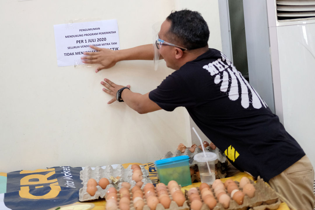 <p>Pedagang memasang pengumuman larangan penggunaan kantong plastik dikiosnya Pasar Mitra Tani Ragunan, Jakarta, Selasa 30 Juni 2020. Pasar ini akan melarang penggunaan kantong plastik sekali pakai untuk seluruh tenant dan konsumen pasar sejak Rabu 1 Juli 2020. Hal ini sesuai Peraturan Gubernur  DKI Jakarta No. 142 Tahun 2019 tentang Kewajiban Penggunaan Kantong Belanja Ramah Lingkungan Pada Pusat Perbelanjaan, Toko Swalayan dan Pasar Rakyat di Jakarta. Foto: Ismail Pohan/TrenAsia</p>
