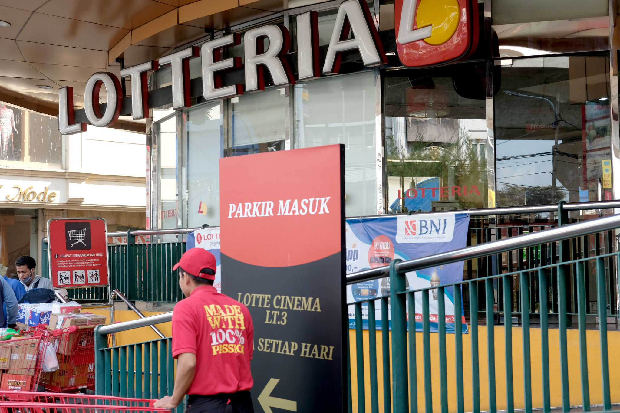 <p>Pekerja beraktivitas didepan gerai restoran cepat saji khas Korea Selatan (Korsel) Lotteria di Fatmawati, Jakarta, Sabtu 20 Juni 2020. Lotteria akan menutup semua gerainya di Indonesia pada 29 Juni 2020 mendatang. Melalui pengumuman resmi manajemen Lotteria, restoran Korsel itu akan menutup 32 gerainya yang berlokasi di Jabodetabek, Cikarang, Karawang dan Bandung. Foto: Ismail Pohan/TrenAsia</p>
