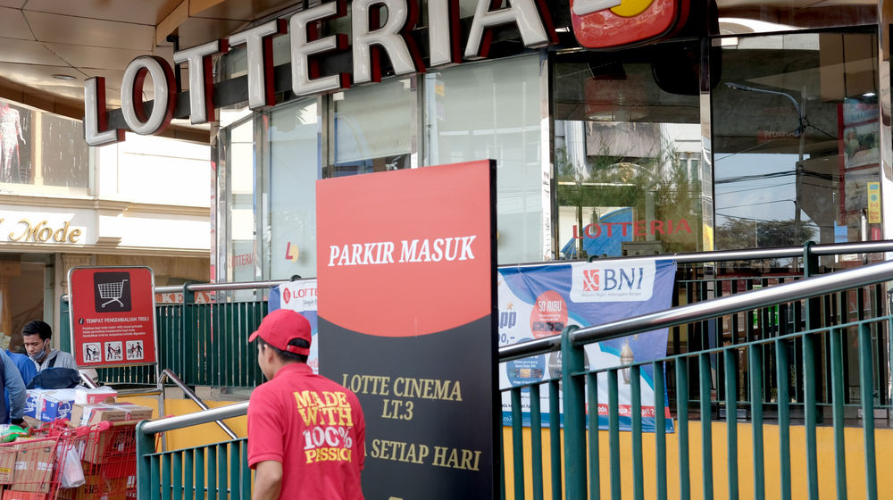 <p>Pekerja beraktivitas didepan gerai restoran cepat saji khas Korea Selatan (Korsel) Lotteria di Fatmawati, Jakarta, Sabtu 20 Juni 2020. Lotteria akan menutup semua gerainya di Indonesia pada 29 Juni 2020 mendatang. Melalui pengumuman resmi manajemen Lotteria, restoran Korsel itu akan menutup 32 gerainya yang berlokasi di Jabodetabek, Cikarang, Karawang dan Bandung. Foto: Ismail Pohan/TrenAsia</p>
