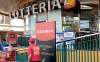 <p>Pekerja beraktivitas didepan gerai restoran cepat saji khas Korea Selatan (Korsel) Lotteria di Fatmawati, Jakarta, Sabtu 20 Juni 2020. Lotteria akan menutup semua gerainya di Indonesia pada 29 Juni 2020 mendatang. Melalui pengumuman resmi manajemen Lotteria, restoran Korsel itu akan menutup 32 gerainya yang berlokasi di Jabodetabek, Cikarang, Karawang dan Bandung. Foto: Ismail Pohan/TrenAsia</p>

