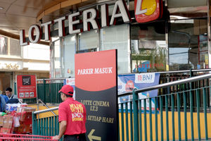 <p>Pekerja beraktivitas didepan gerai restoran cepat saji khas Korea Selatan (Korsel) Lotteria di Fatmawati, Jakarta, Sabtu 20 Juni 2020. Lotteria akan menutup semua gerainya di Indonesia pada 29 Juni 2020 mendatang. Melalui pengumuman resmi manajemen Lotteria, restoran Korsel itu akan menutup 32 gerainya yang berlokasi di Jabodetabek, Cikarang, Karawang dan Bandung. Foto: Ismail Pohan/TrenAsia</p>
