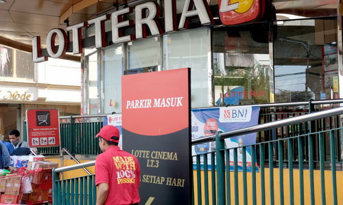 <p>Pekerja beraktivitas didepan gerai restoran cepat saji khas Korea Selatan (Korsel) Lotteria di Fatmawati, Jakarta, Sabtu 20 Juni 2020. Lotteria akan menutup semua gerainya di Indonesia pada 29 Juni 2020 mendatang. Melalui pengumuman resmi manajemen Lotteria, restoran Korsel itu akan menutup 32 gerainya yang berlokasi di Jabodetabek, Cikarang, Karawang dan Bandung. Foto: Ismail Pohan/TrenAsia</p>
