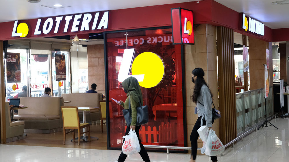 <p>Pengunjung melintas didepan gerai restoran cepat saji khas Korea Selatan (Korsel) Lotteria di Fatmawati, Jakarta, Sabtu 20 Juni 2020. Lotteria akan menutup semua gerainya di Indonesia pada 29 Juni 2020 mendatang. Melalui pengumuman resmi manajemen Lotteria, restoran Korsel itu akan menutup 32 gerainya yang berlokasi di Jabodetabek, Cikarang, Karawang dan Bandung. Foto: Ismail Pohan/TrenAsia</p>
