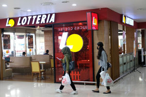 <p>Pengunjung melintas didepan gerai restoran cepat saji khas Korea Selatan (Korsel) Lotteria di Fatmawati, Jakarta, Sabtu 20 Juni 2020. Lotteria akan menutup semua gerainya di Indonesia pada 29 Juni 2020 mendatang. Melalui pengumuman resmi manajemen Lotteria, restoran Korsel itu akan menutup 32 gerainya yang berlokasi di Jabodetabek, Cikarang, Karawang dan Bandung. Foto: Ismail Pohan/TrenAsia</p>
