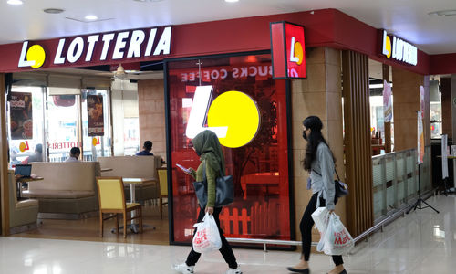<p>Pengunjung melintas didepan gerai restoran cepat saji khas Korea Selatan (Korsel) Lotteria di Fatmawati, Jakarta, Sabtu 20 Juni 2020. Lotteria akan menutup semua gerainya di Indonesia pada 29 Juni 2020 mendatang. Melalui pengumuman resmi manajemen Lotteria, restoran Korsel itu akan menutup 32 gerainya yang berlokasi di Jabodetabek, Cikarang, Karawang dan Bandung. Foto: Ismail Pohan/TrenAsia</p>
