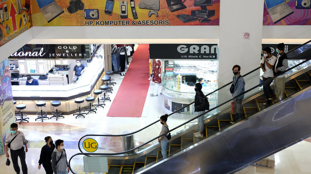 <p>Pengunjung melintas diantara kios pedagang di pusat perbelanjaan Blok M Square, Jakarta, Selasa 23 Juni 2020. Pemprov DKI Jakarta resmi membuka pusat belanja pasar dan mal Agung Podomoro Group ini dengan menerapkan sistem ganjil genap. Foto: Ismail Pohan/TrenAsia</p>
