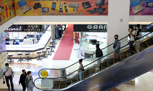 <p>Pengunjung melintas diantara kios pedagang di pusat perbelanjaan Blok M Square, Jakarta, Selasa 23 Juni 2020. Pemprov DKI Jakarta resmi membuka pusat belanja pasar dan mal Agung Podomoro Group ini dengan menerapkan sistem ganjil genap. Foto: Ismail Pohan/TrenAsia</p>
