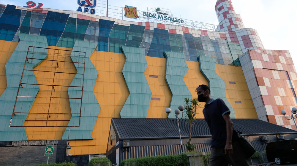 <p>Warga melintas di depan pusat perbelanjaan Blok M Square, Jakarta, Selasa 23 Juni 2020.  Pemprov DKI Jakarta resmi membuka pusat belanja pasar dan mal Agung Podomoro Group ini dengan menerapkan sistem ganjil genap. Foto: Ismail Pohan/TrenAsia</p>
