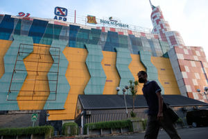 <p>Warga melintas di depan pusat perbelanjaan Blok M Square, Jakarta, Selasa 23 Juni 2020.  Pemprov DKI Jakarta resmi membuka pusat belanja pasar dan mal Agung Podomoro Group ini dengan menerapkan sistem ganjil genap. Foto: Ismail Pohan/TrenAsia</p>
