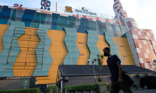 <p>Warga melintas di depan pusat perbelanjaan Blok M Square, Jakarta, Selasa 23 Juni 2020.  Pemprov DKI Jakarta resmi membuka pusat belanja pasar dan mal Agung Podomoro Group ini dengan menerapkan sistem ganjil genap. Foto: Ismail Pohan/TrenAsia</p>
