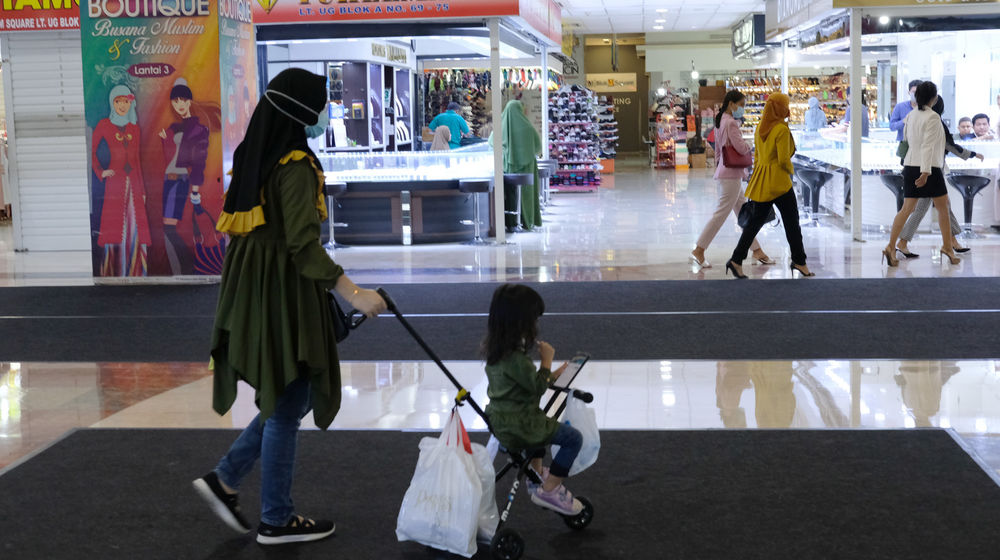 <p>Ilustrasi: Pengunjung melintas diantara kios pedagang di pusat perbelanjaan Blok M Square, Jakarta, Selasa 23 Juni 2020. Foto: Ismail Pohan/TrenAsia</p>
