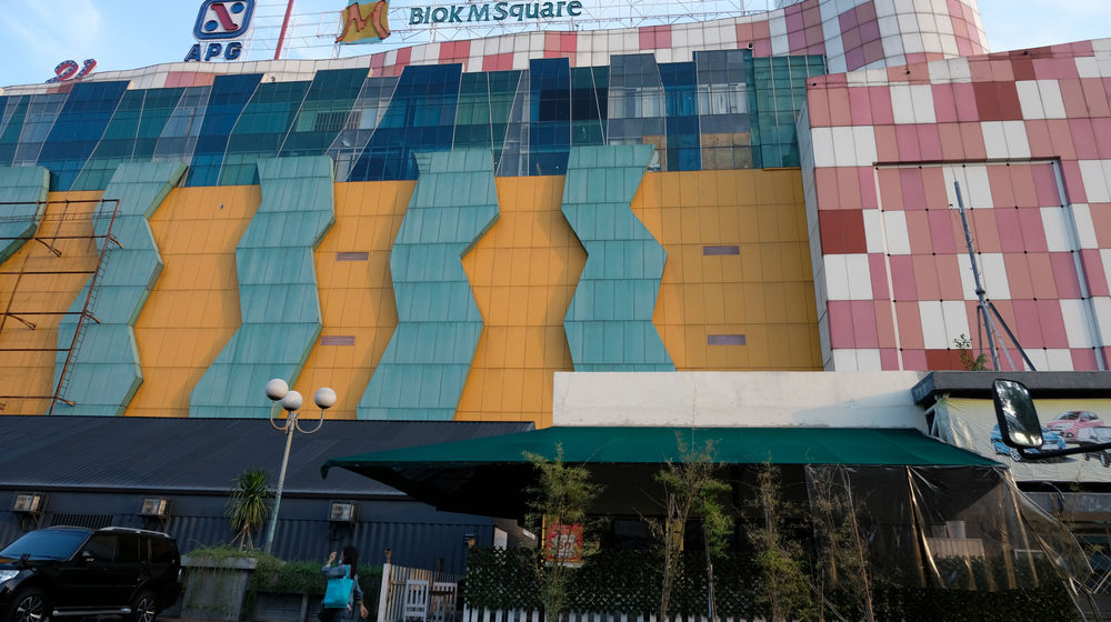 <p>Warga melintas didepan pusat perbelanjaan Blok M Square, Jakarta, Selasa 23 Juni 2020. Pemprov DKI Jakarta resmi membuka pusat belanja pasar dan mal Agung Podomoro Group ini dengan menerapkan sistem ganjil genap. Foto: Ismail Pohan/TrenAsia</p>
