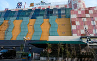 <p>Warga melintas didepan pusat perbelanjaan Blok M Square, Jakarta, Selasa 23 Juni 2020. Pemprov DKI Jakarta resmi membuka pusat belanja pasar dan mal Agung Podomoro Group ini dengan menerapkan sistem ganjil genap. Foto: Ismail Pohan/TrenAsia</p>
