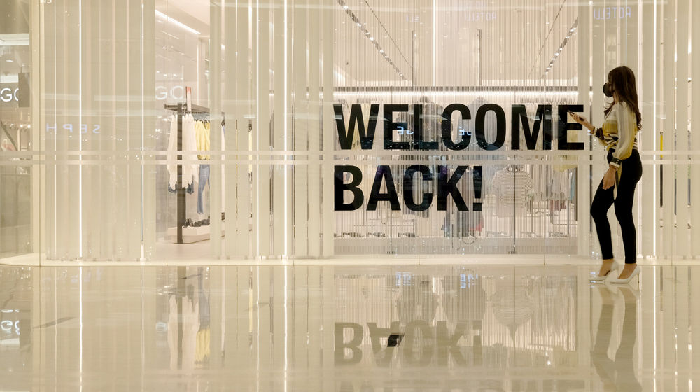 <p>Pengunjung melintas di salah satu tenant mal Senayan City yang kembali dibuka di Jakarta, Senin 15 Juni 2020. Pusat-pusat perbelanjaan di DKI Jakarta secara resmi dibuka mulai hari ini, Senin, 15 Juni 2020, seiring jadwal pembatasan sosial berskala besar (PSBB) transisi. Gubernur DKI Jakarta Anies Baswedan pada pekan lalu memastikan pembukaan mal di Ibu Kota akan disertai dengan pengawasan ketat terutama terhadap protokol COVID-19. Jumlah pengunjung mal dibatasi maksimum 50% dari total kapasitas. Foto: Ismail Pohan/TrenAsia</p>
