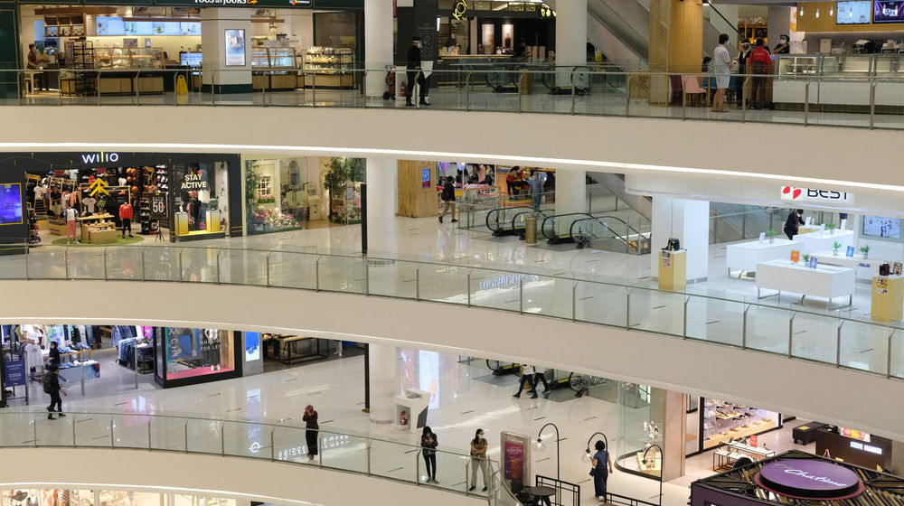 <p>Suasana pengunjung dan sejumlah tenant mal Senayan City yang kembali dibuka di Jakarta, Senin 15 Juni 2020. Pusat-pusat perbelanjaan di DKI Jakarta secara resmi dibuka mulai hari ini, Senin, 15 Juni 2020, seiring jadwal pembatasan sosial berskala besar (PSBB) transisi. Gubernur DKI Jakarta Anies Baswedan pada pekan lalu memastikan pembukaan mal di Ibu Kota akan disertai dengan pengawasan ketat terutama terhadap protokol COVID-19. Jumlah pengunjung mal dibatasi maksimum 50% dari total kapasitas. Foto: Ismail Pohan/TrenAsia</p>
