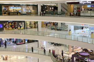 <p>Suasana pengunjung dan sejumlah tenant mal Senayan City yang kembali dibuka di Jakarta, Senin 15 Juni 2020. Pusat-pusat perbelanjaan di DKI Jakarta secara resmi dibuka mulai hari ini, Senin, 15 Juni 2020, seiring jadwal pembatasan sosial berskala besar (PSBB) transisi. Gubernur DKI Jakarta Anies Baswedan pada pekan lalu memastikan pembukaan mal di Ibu Kota akan disertai dengan pengawasan ketat terutama terhadap protokol COVID-19. Jumlah pengunjung mal dibatasi maksimum 50% dari total kapasitas. Foto: Ismail Pohan/TrenAsia</p>
