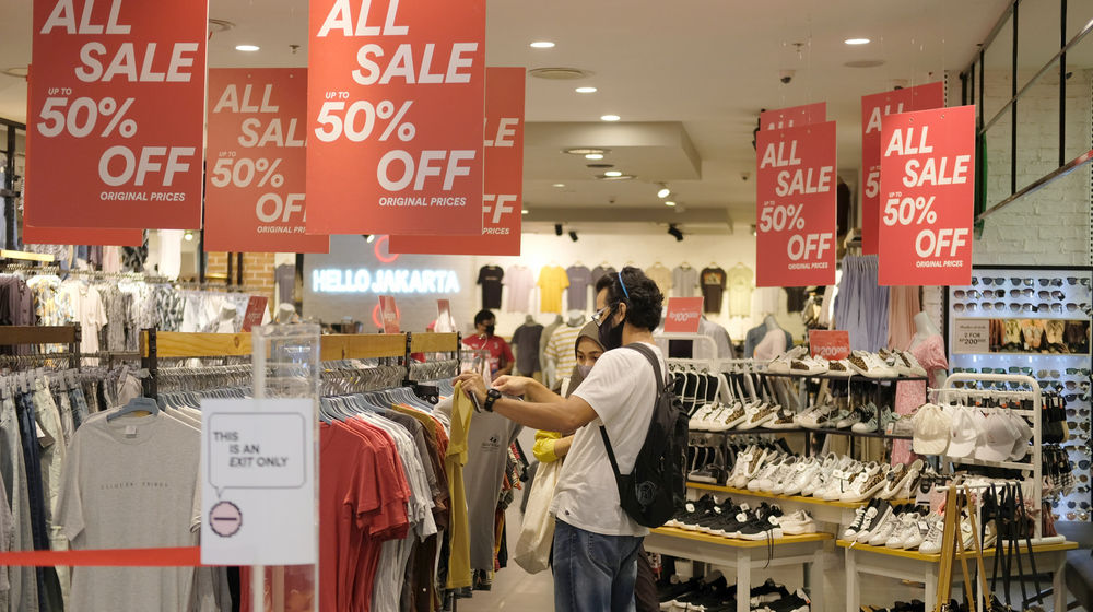 <p>Pengunjung memilih pakaian di salah satu tenant mal Senayan City yang kembali dibuka di Jakarta, Senin 15 Juni 2020. Pusat-pusat perbelanjaan di DKI Jakarta secara resmi dibuka mulai hari ini, Senin, 15 Juni 2020, seiring jadwal pembatasan sosial berskala besar (PSBB) transisi. Gubernur DKI Jakarta Anies Baswedan pada pekan lalu memastikan pembukaan mal di Ibu Kota akan disertai dengan pengawasan ketat terutama terhadap protokol COVID-19. Jumlah pengunjung mal dibatasi maksimum 50% dari total kapasitas. Foto: Ismail Pohan/TrenAsia</p>
