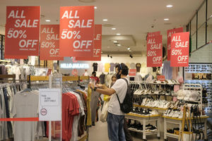 <p>Pengunjung memilih pakaian di salah satu tenant mal Senayan City yang kembali dibuka di Jakarta, Senin 15 Juni 2020. Pusat-pusat perbelanjaan di DKI Jakarta secara resmi dibuka mulai hari ini, Senin, 15 Juni 2020, seiring jadwal pembatasan sosial berskala besar (PSBB) transisi. Gubernur DKI Jakarta Anies Baswedan pada pekan lalu memastikan pembukaan mal di Ibu Kota akan disertai dengan pengawasan ketat terutama terhadap protokol COVID-19. Jumlah pengunjung mal dibatasi maksimum 50% dari total kapasitas. Foto: Ismail Pohan/TrenAsia</p>