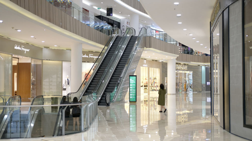 <p>Pengunjung melintas di area mal Senayan City yang kembali dibuka di Jakarta, Senin 15 Juni 2020. Pusat-pusat perbelanjaan di DKI Jakarta secara resmi dibuka mulai hari ini, Senin, 15 Juni 2020, seiring jadwal pembatasan sosial berskala besar (PSBB) transisi. Gubernur DKI Jakarta Anies Baswedan pada pekan lalu memastikan pembukaan mal di Ibu Kota akan disertai dengan pengawasan ketat terutama terhadap protokol COVID-19. Jumlah pengunjung mal dibatasi maksimum 50% dari total kapasitas. Foto: Ismail Pohan/TrenAsia</p>
