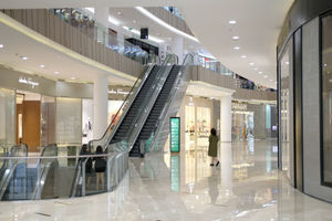 <p>Pengunjung melintas di area mal Senayan City yang kembali dibuka di Jakarta, Senin 15 Juni 2020. Pusat-pusat perbelanjaan di DKI Jakarta secara resmi dibuka mulai hari ini, Senin, 15 Juni 2020, seiring jadwal pembatasan sosial berskala besar (PSBB) transisi. Gubernur DKI Jakarta Anies Baswedan pada pekan lalu memastikan pembukaan mal di Ibu Kota akan disertai dengan pengawasan ketat terutama terhadap protokol COVID-19. Jumlah pengunjung mal dibatasi maksimum 50% dari total kapasitas. Foto: Ismail Pohan/TrenAsia</p>