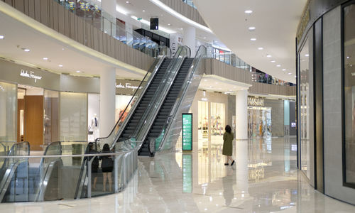 <p>Pengunjung melintas di area mal Senayan City yang kembali dibuka di Jakarta, Senin 15 Juni 2020. Pusat-pusat perbelanjaan di DKI Jakarta secara resmi dibuka mulai hari ini, Senin, 15 Juni 2020, seiring jadwal pembatasan sosial berskala besar (PSBB) transisi. Gubernur DKI Jakarta Anies Baswedan pada pekan lalu memastikan pembukaan mal di Ibu Kota akan disertai dengan pengawasan ketat terutama terhadap protokol COVID-19. Jumlah pengunjung mal dibatasi maksimum 50% dari total kapasitas. Foto: Ismail Pohan/TrenAsia</p>
