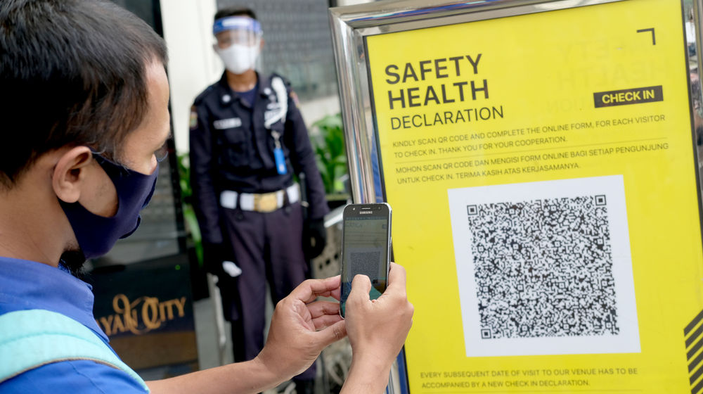 <p>Pengunjung melakukan scaner barcode di pintu masuk mal Senayan City yang kembali dibuka di Jakarta, Senin 15 Juni 2020. Pusat-pusat perbelanjaan di DKI Jakarta secara resmi dibuka mulai hari ini, Senin, 15 Juni 2020, seiring jadwal pembatasan sosial berskala besar (PSBB) transisi. Gubernur DKI Jakarta Anies Baswedan pada pekan lalu memastikan pembukaan mal di Ibu Kota akan disertai dengan pengawasan ketat terutama terhadap protokol COVID-19. Jumlah pengunjung mal dibatasi maksimum 50% dari total kapasitas. Foto: Ismail Pohan/TrenAsia</p>
