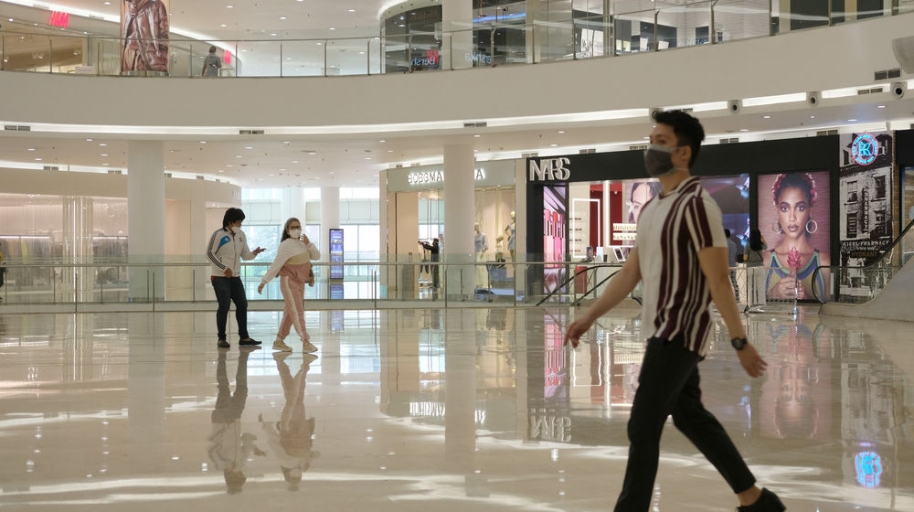 <p>Pengunjung beraktivitas di area mal Senayan City yang kembali dibuka di Jakarta, Senin 15 Juni 2020. Pusat-pusat perbelanjaan di DKI Jakarta secara resmi dibuka mulai hari ini, Senin, 15 Juni 2020. Foto: Ismail Pohan/TrenAsia</p>
