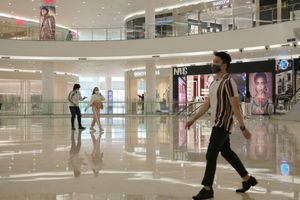 <p>Pengunjung beraktivitas di area mal Senayan City yang kembali dibuka di Jakarta, Senin 15 Juni 2020. Pusat-pusat perbelanjaan di DKI Jakarta secara resmi dibuka mulai hari ini, Senin, 15 Juni 2020. Foto: Ismail Pohan/TrenAsia</p>
