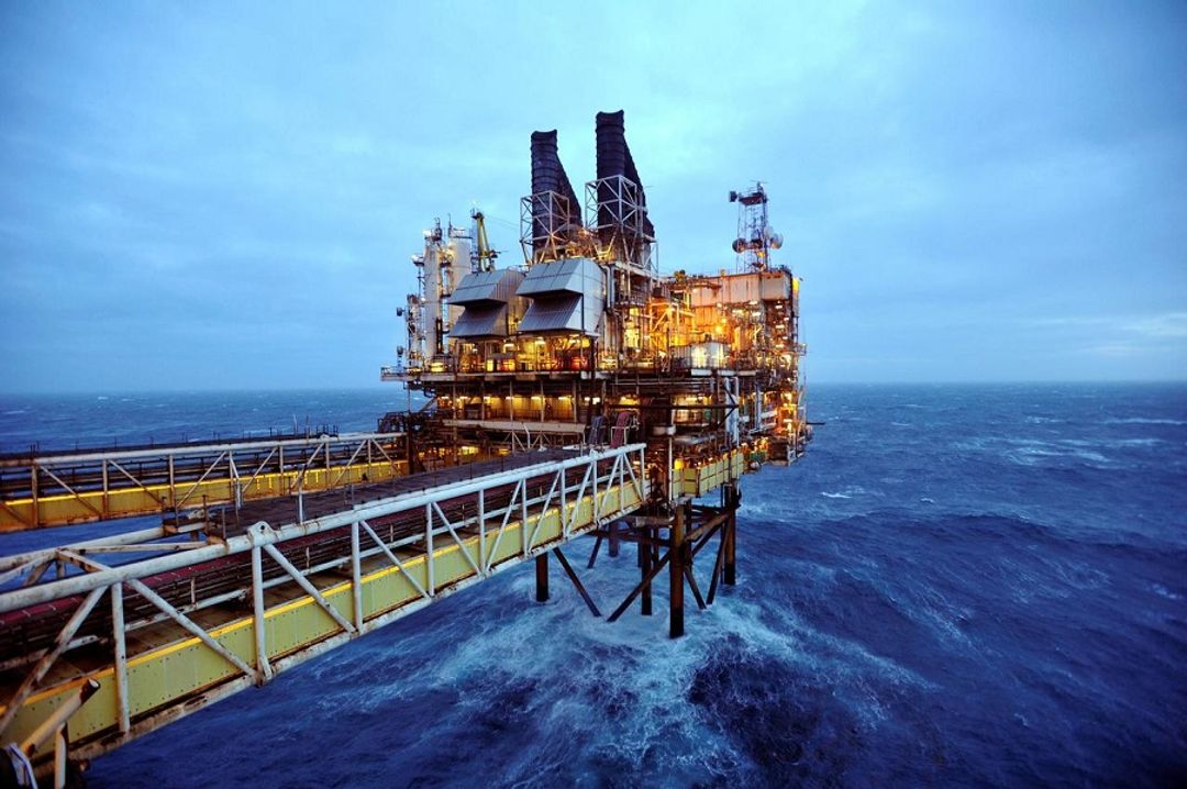 <p>Ilustrasi ladang minyak dan gas lepas pantai. / Reuters</p>

