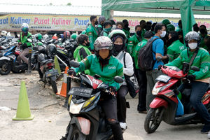 <p>Ojek online mangambil penumpang di kawasan stasiun Sudirman, Jakarta, Senin 8 Juni 2020. Setelah Pemerintah Provinsi DKI Jakarta melonggarkan pembatasan sosial berskala besar (PSBB) dan memasuki fase transisi, mulai Senin 8 Juni 2020, layanan ojek online GoRide dan Grab Bike sudah bisa digunakan kembali oleh masyarakat. Foto: Ismail Pohan/TrenAsia</p>
