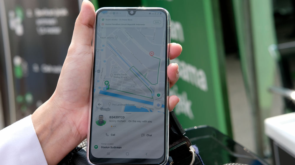 <p>Warga memesan ojek online dari aplikasi samrtphone nya di kawasan stasiun Sudirman, Jakarta, Senin 8 Juni 2020. Setelah Pemerintah Provinsi DKI Jakarta melonggarkan pembatasan sosial berskala besar (PSBB) dan memasuki fase transisi, mulai Senin 8 Juni 2020, layanan ojek online GoRide dan Grab Bike sudah bisa digunakan kembali oleh masyarakat. Foto: Ismail Pohan/TrenAsia</p>
