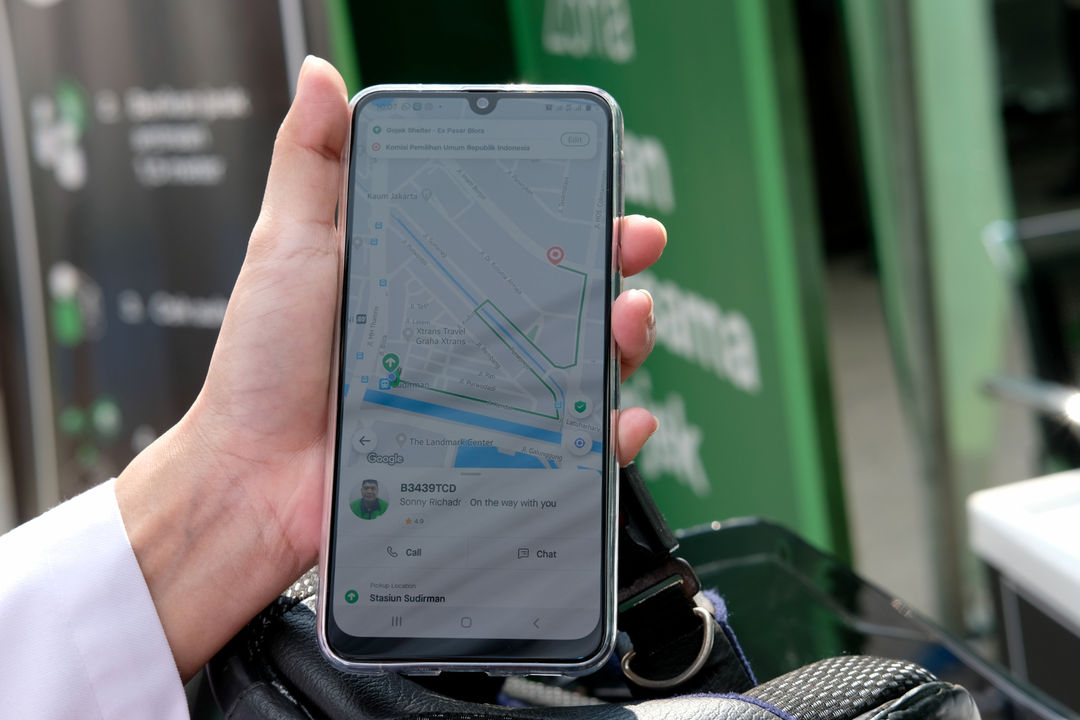 <p>Warga memesan ojek online dari aplikasi samrtphone nya di kawasan stasiun Sudirman, Jakarta, Senin 8 Juni 2020. Setelah Pemerintah Provinsi DKI Jakarta melonggarkan pembatasan sosial berskala besar (PSBB) dan memasuki fase transisi, mulai Senin 8 Juni 2020, layanan ojek online GoRide dan Grab Bike sudah bisa digunakan kembali oleh masyarakat. Foto: Ismail Pohan/TrenAsia</p>
