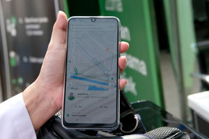 <p>Warga memesan ojek online dari aplikasi samrtphone nya di kawasan stasiun Sudirman, Jakarta, Senin 8 Juni 2020. Setelah Pemerintah Provinsi DKI Jakarta melonggarkan pembatasan sosial berskala besar (PSBB) dan memasuki fase transisi, mulai Senin 8 Juni 2020, layanan ojek online GoRide dan Grab Bike sudah bisa digunakan kembali oleh masyarakat. Foto: Ismail Pohan/TrenAsia</p>