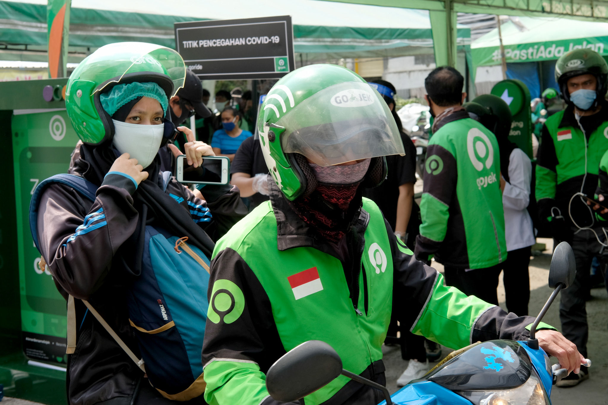 <p>Ojek online mangambil penumpang di kawasan stasiun Sudirman, Jakarta, Senin 8 Juni 2020. Setelah Pemerintah Provinsi DKI Jakarta melonggarkan pembatasan sosial berskala besar (PSBB) dan memasuki fase transisi, mulai Senin 8 Juni 2020, layanan ojek online GoRide dan Grab Bike sudah bisa digunakan kembali oleh masyarakat. Foto: Ismail Pohan/TrenAsia</p>
