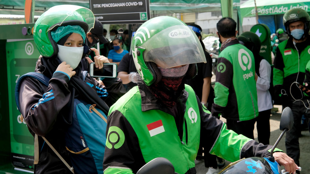 <p>Ojek online mangambil penumpang di kawasan stasiun Sudirman, Jakarta, Senin 8 Juni 2020. Setelah Pemerintah Provinsi DKI Jakarta melonggarkan pembatasan sosial berskala besar (PSBB) dan memasuki fase transisi, mulai Senin 8 Juni 2020, layanan ojek online GoRide dan Grab Bike sudah bisa digunakan kembali oleh masyarakat. Foto: Ismail Pohan/TrenAsia</p>
