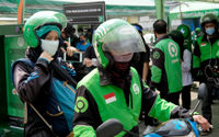 <p>Ojek online mangambil penumpang di kawasan stasiun Sudirman, Jakarta, Senin 8 Juni 2020. Setelah Pemerintah Provinsi DKI Jakarta melonggarkan pembatasan sosial berskala besar (PSBB) dan memasuki fase transisi, mulai Senin 8 Juni 2020, layanan ojek online GoRide dan Grab Bike sudah bisa digunakan kembali oleh masyarakat. Foto: Ismail Pohan/TrenAsia</p>
