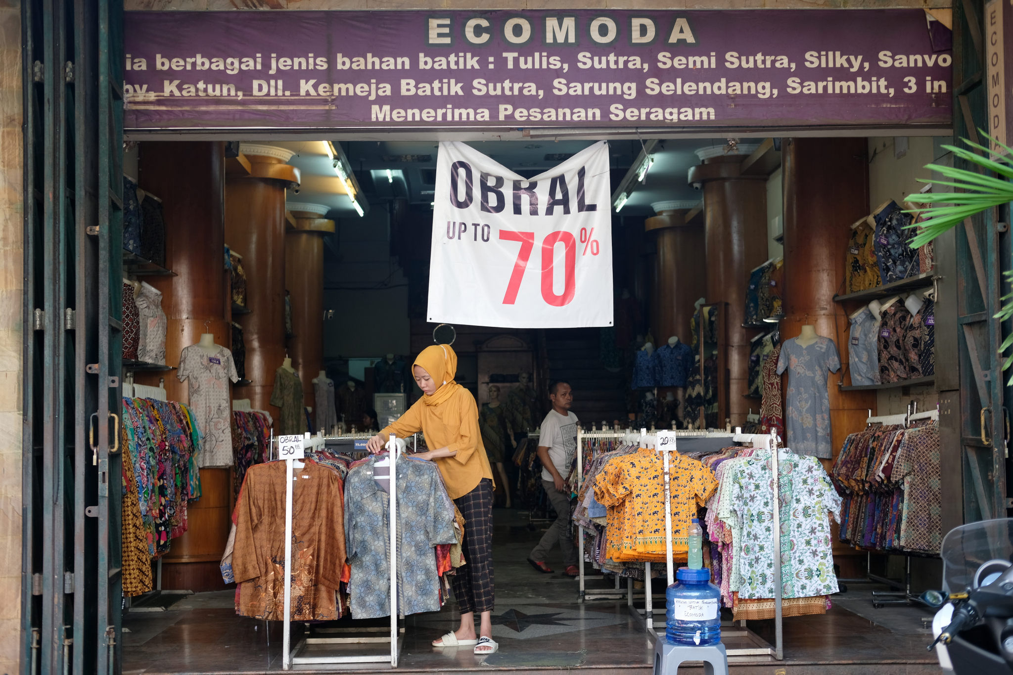 <p>Pekerja menata barang dagangan di salah satu toko kawasan Pasar Baru, Jakarta, Kamis 11 Juni 2020. Meski masih dalam masa Pembatasan Sosial Berskala Besar (PSBB) transisi, pusat perbelanjaan tersebut mulai dibuka kembali dengan memperhatikan protokol kesehatan pencegahan Covid-19 menuju pemberlakuan kenormalan baru. Foto: Ismail Pohan/TrenAsia</p>
