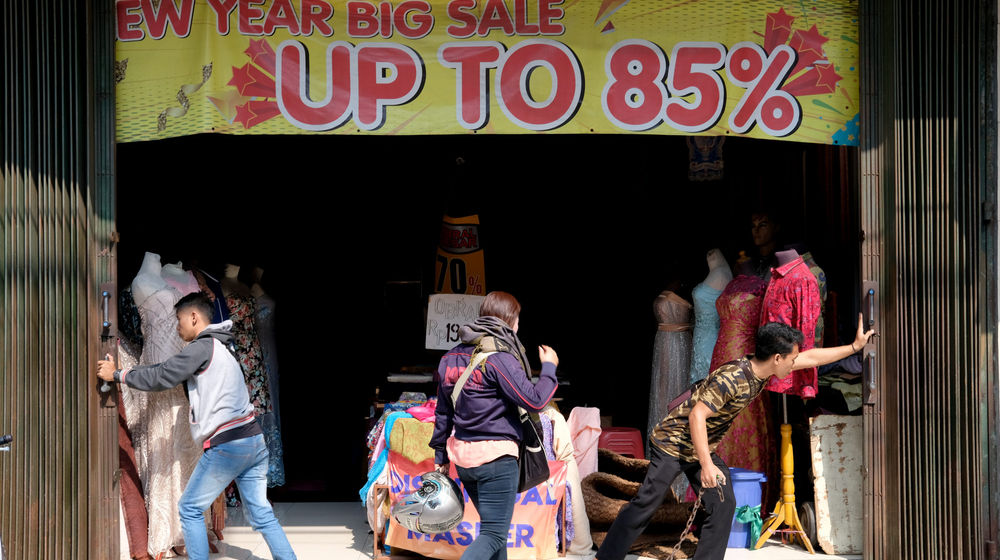 <p>Pekerja bersiap membuka toko nya di kawasan Pasar Baru, Jakarta, Kamis 11 Juni 2020. Meski masih dalam masa Pembatasan Sosial Berskala Besar (PSBB) transisi, pusat perbelanjaan tersebut mulai dibuka kembali dengan memperhatikan protokol kesehatan pencegahan Covid-19 menuju pemberlakuan kenormalan baru. Foto: Ismail Pohan/TrenAsia</p>
