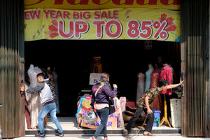 <p>Pekerja bersiap membuka toko nya di kawasan Pasar Baru, Jakarta, Kamis 11 Juni 2020. Meski masih dalam masa Pembatasan Sosial Berskala Besar (PSBB) transisi, pusat perbelanjaan tersebut mulai dibuka kembali dengan memperhatikan protokol kesehatan pencegahan Covid-19 menuju pemberlakuan kenormalan baru. Foto: Ismail Pohan/TrenAsia</p>
